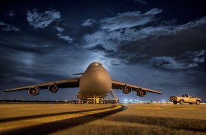 Cambiare i protocolli di sicurezza aeroportuali per tutelare la dignità dei militari