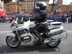 Cosa ci fanno 50 moto della Polizia Locale chiuse in un box e perché non vengono utilizzate?