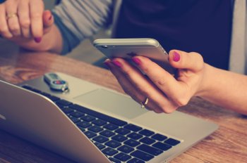 Nuove truffe, Bibbia a 22mila euro e bracciale con quiz online: ecco a cosa stare attenti