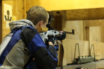 Insegnare a sparare nelle scuole, la proposta shock che spaventa i genitori