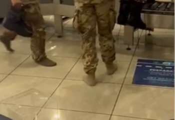 Militari senza scarpe, scene che hanno dell'incredibile all'Aeroporto di Napoli