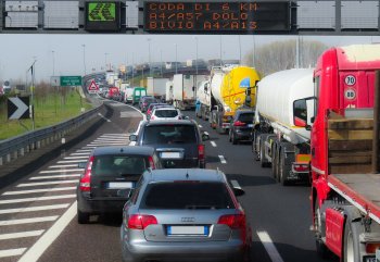 Tamponamento veicoli incolonnati: di chi è la colpa e chi paga